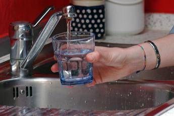 L'acqua del rubinetto fa venire i calcoli? Falso L'acqua del rubinetto fa venire i calcoli? Falso
